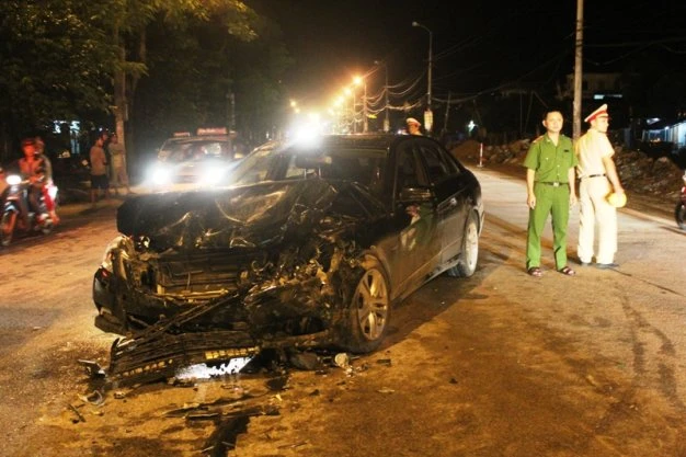 Chiếc xe Mercedes nát bét phần đầu sau tai nạn - Ảnh: Cảnh Phúc