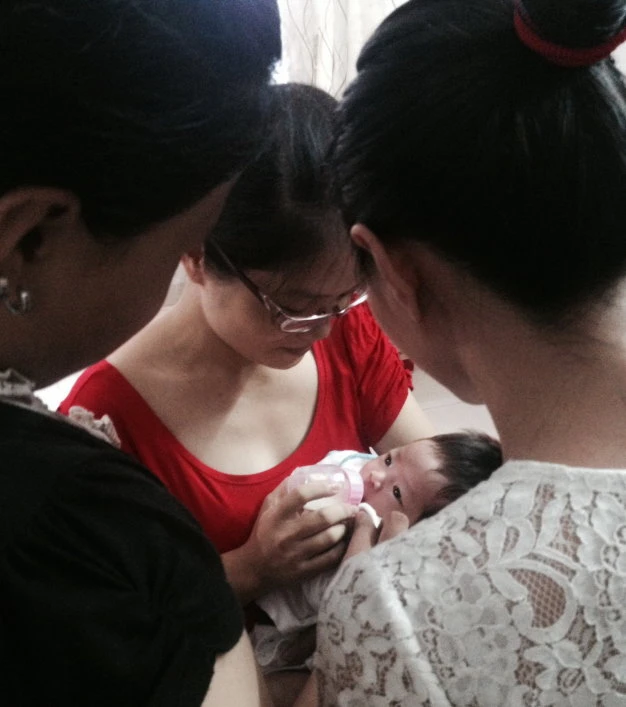 Cùng là phận “gà mái nuôi con” nên các bà mẹ rất đồng cảm với nhau. Trong ảnh: các bà mẹ xúm vào hỏi han một thành viên trong Hội các bà mẹ đơn thân ở TP.HCM - Ảnh: Lê Vân