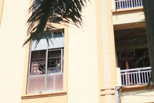 Một số ô cửa cháy xém nham nhở sau vụ hỏa hoạn - Ảnh: Tiến Thắng