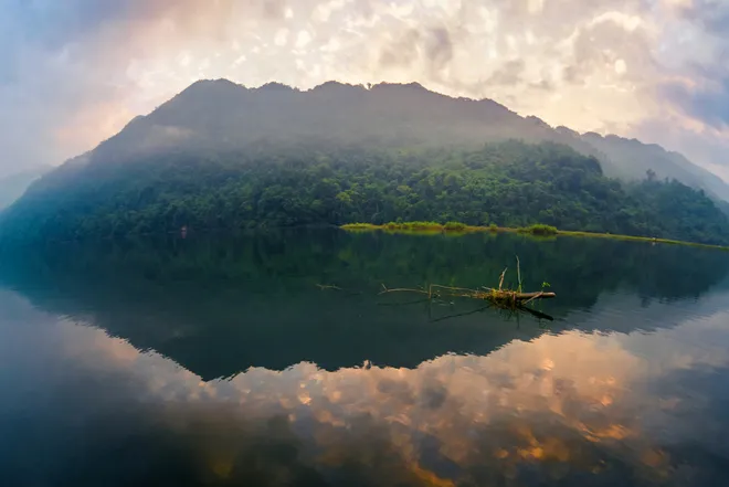 Hồ Ba Bể, viên ngọc xanh giữa núi rừng ảnh 2