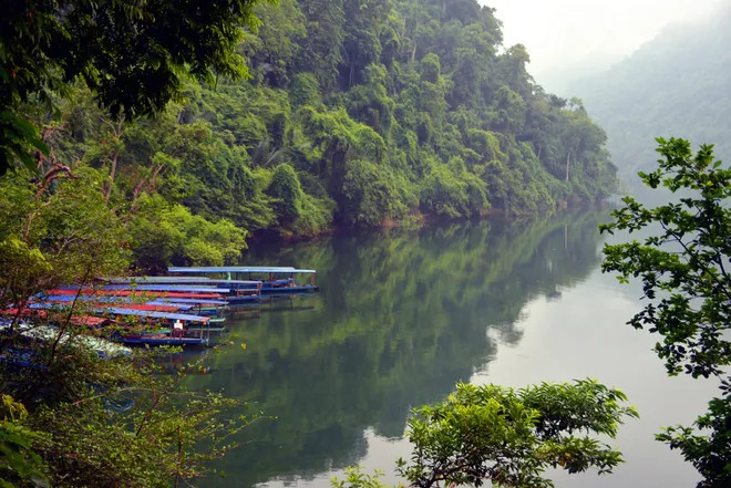 Hồ Ba Bể, viên ngọc xanh giữa núi rừng ảnh 9