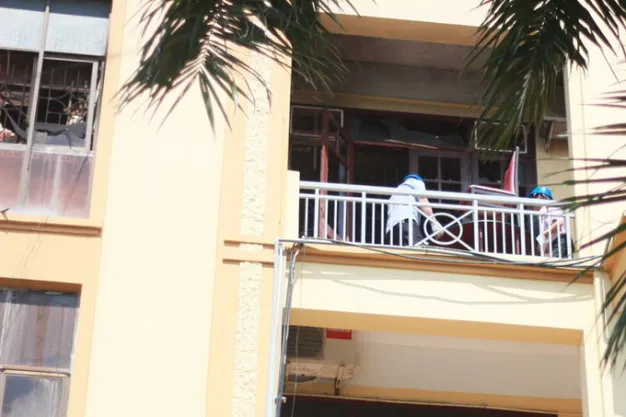 Lực lượng bảo vệ cùng cán bộ Sở Tài Nguyên Môi Trường TP. Hải Phòng tiến hành thu dọn sau khi ngọn lửa được khống chế - Ảnh: Tiến Thắng