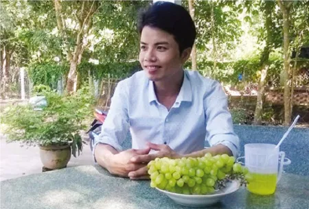 Tác giả Nguyễn Văn Vỹ (Thiên Vỹ) trò chuyện với phóng viên. Ảnh: HTL