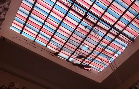 Đại diện công trình tiến hành che bạt tạm thời cho người dân.