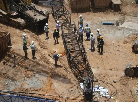 Hiện trường cần cẩu sập rơi vào nhà dân