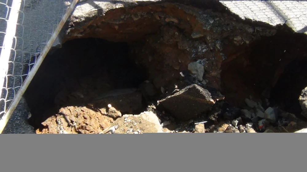 Hố rộng hơn 1,5 m, dài khoảng 2 m và sâu khoảng 1,5 m.