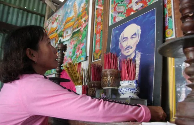 Chị Nguyễn Thị Lệ bên bàn thờ ông nội - Ảnh: V.TR. Chị Nguyễn Thị Lệ bên bàn thờ ông nội - Ảnh: V.TR.