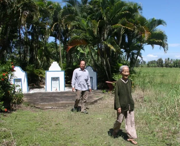 Khu mộ của ông Ba Phi và hai người vợ Trần Thị Lữ, Lữ Thị Cham - Ảnh: V.TR. Khu mộ của ông Ba Phi và hai người vợ Trần Thị Lữ, Lữ Thị Cham - Ảnh: V.TR.