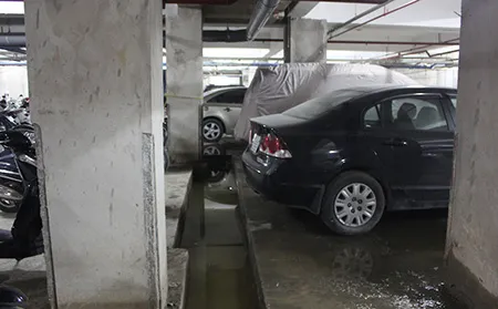 Tầng hầm chung cư Khang Gia luôn ẩm thấp