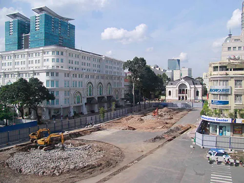 Khu vực xây nhà ga ngầm Nhà hát Thành phố thuộc tuyến metro số 1 Ảnh: HOÀNG TRIỀU