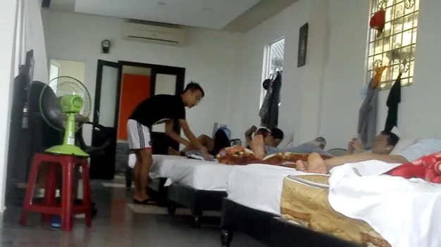 Địa chỉ 83 Nguyễn Sinh Cung (TP Huế) được xem là “trụ sở” hoạt động chính của đường dây buôn thận, đồng thời là nơi “tập kết” nhiều thanh niên ở các tỉnh thành đã bán thận và đang đợi bán thậnẢnh: Đức Phú - Hoàng Lộc cắt từ clip điều tra