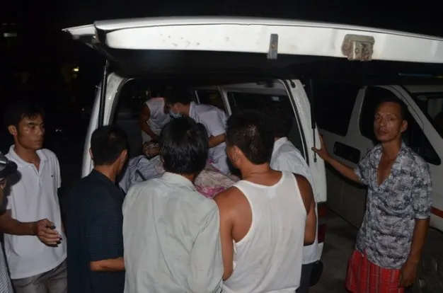 Khi phát hiện vụ việc, các bác sĩ cùng người dân đưa nạn nhân hôn mê đi cấp cứu - Ảnh: GiangLong