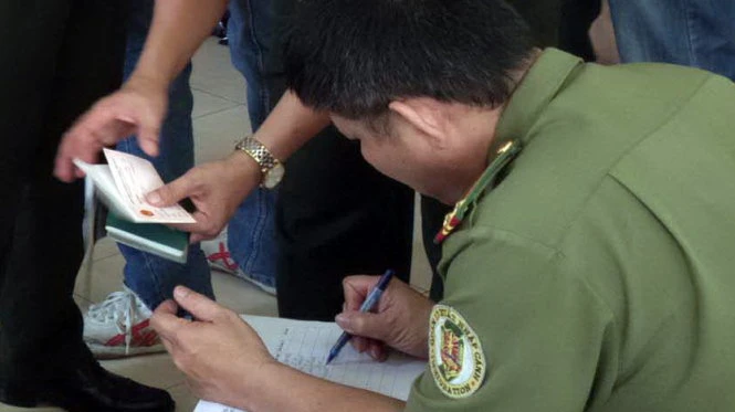 Từ việc kiểm tra phát hiện 2 người sử dụng hộ chiếu giả, công an đã phá thành công đường dây tổ chức đưa người trốn ra nước ngoài trái phép rất quy mô này