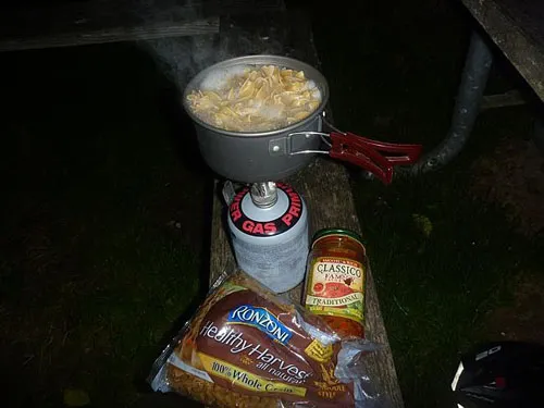 Bữa ăn đạm bạc của chàng trai trẻ. Ảnh:Aussie. 2-5630-1410403009.jpg