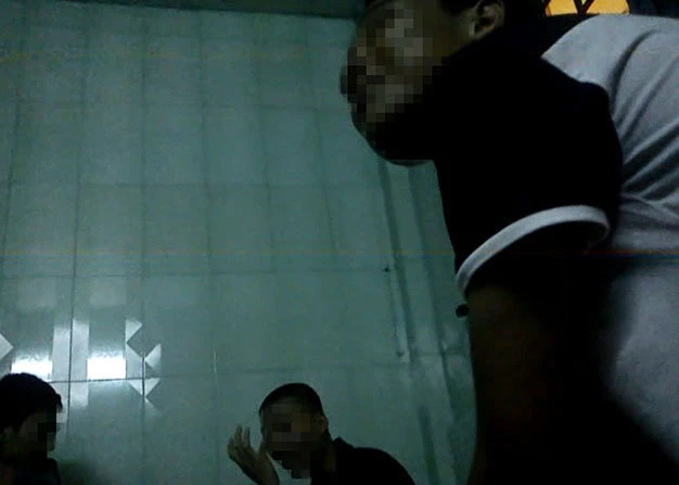 Nhóm người bán thận đang chờ ngày lên bàn mổ ở khách sạn Thanh Nga, đường Ngô Quyền, TP Huế - Ảnh: Đức Phú Nhóm người bán thận đang chờ ngày lên bàn mổ ở khách sạn Thanh Nga, đường Ngô Quyền, TP Huế - Ảnh: Đức Phú