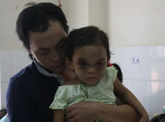 Cha ruột bé Ngân đến bệnh viện tìm con trong đau đớn ảnh 1