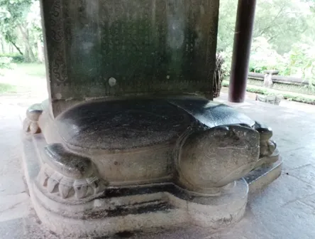 Tấm bia được đặt trên lưng Rùa.
