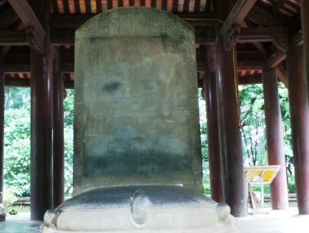 Đây được đánh giá là một trong những tấm bia thời Lê Sơ cổ, to và đẹp nhất Việt Nam.