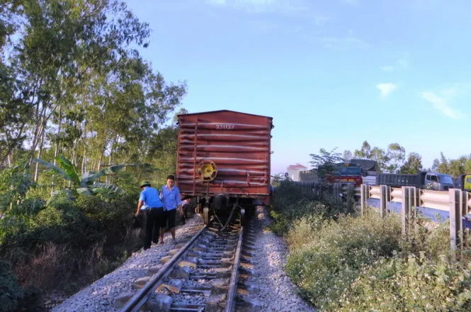 Nhân viên đường sắt khắc phục sự cố gãy trục toa tàu hàng - Ảnh: Bình Huệ Nhân viên đường sắt khắc phục sự cố gãy trục toa tàu hàng - Ảnh: Bình Huệ