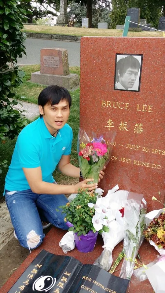 NSƯT Kim Tiểu Long viếng mộ Lý Tiểu Long