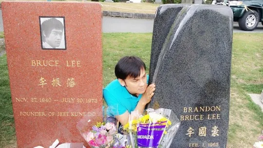 NSƯT Kim Tiểu Long viếng mộ Lý Tiểu Long