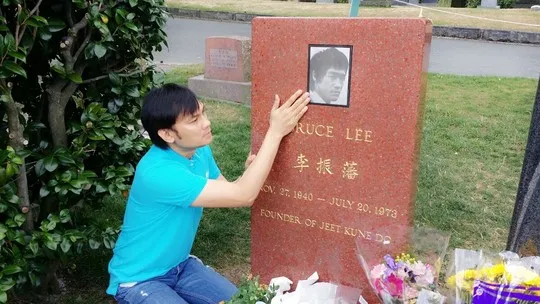 NSƯT Kim Tiểu Long viếng mộ Lý Tiểu Long ảnh 1 NSƯT Kim Tiểu Long viếng mộ Lý Tiểu Long