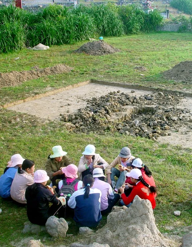 Hố khai quật khảo cổ học tại Đông Khối (Thanh Hóa) bị đào trộm trong đêm -Ảnh: Nguyễn Việt