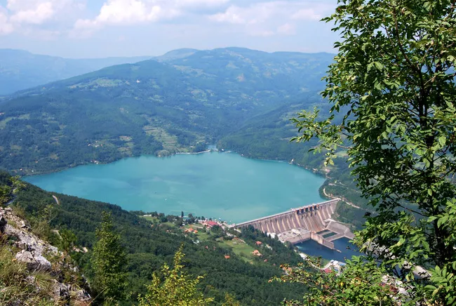 Hồ Perucac: Đây cũng là kết quả của quá trình xây đập thủy điện trên dòng sông Drina tại Serbia.