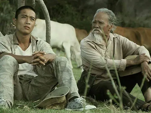 Nghệ sĩ Hữu Thành (phải) trong phim Dấu chân du mục. (Ảnh do đoàn làm phim cung cấp)