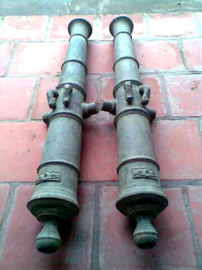 Hai khẩu thần công bằng đồng thời Nguyễn đang được giới buôn chào 500 triệu đồng - Ảnh: H.Hoàng