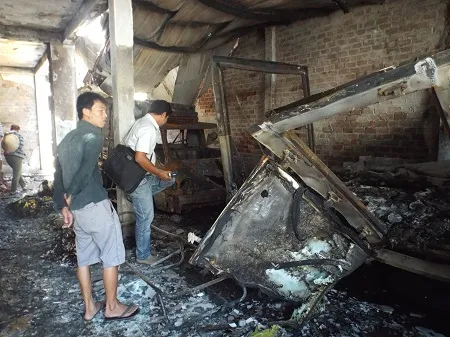 Hiện trường vụ cháy khiến cả cơ sở bị thiêu rụi thành đống đổ nát.