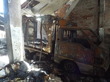 2 chiếc xe ô tô tải (dùng để vận chuyển kem) đang đỗ trong khu vực nhà xưởng bị bị chay rụi.