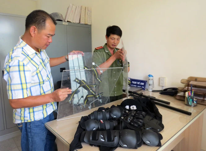 Áo giáp, khiên tự chế, dao, kiếm… công an thu được tại nơi ở của hai nghi phạm - Ảnh: Duy Thanh