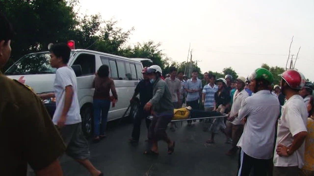 Đưa nạn nhân ra khỏi hiện trường - Ảnh: An Long