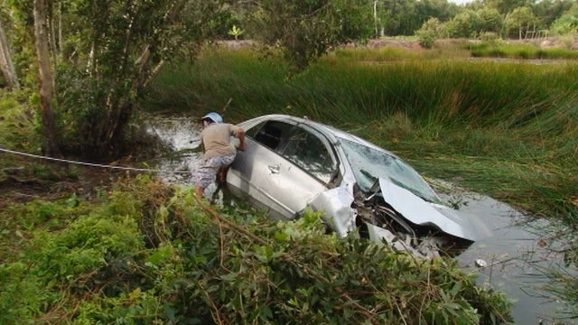 Ô tô lao xuống ruộng - Ảnh: An Long