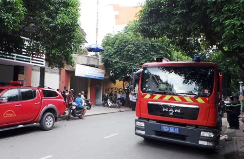 Cảnh sát chữa cháy có mặt hiện trường vụ nổ trên đường Lê Thị Riêng. Ảnh: An Nhơn