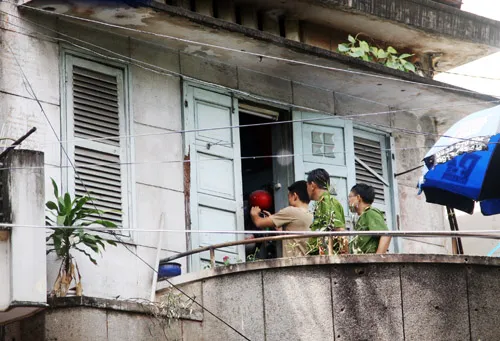 Công an có mặt khám nghiệm hiện trường căn nhà xảy ra nổ bình gas. Ảnh: An Nhơn