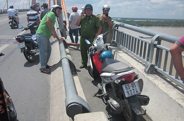 Chiếc xe máy còn lại tại hiện trường - Ảnh: Hoài Thương