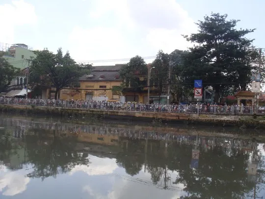 Rất đông người dân đứng bên đường Bến Bình Đông (phường 13, quận 8) xem nhân viên Cứu nạn - Cứu hộ mò tìm xác người.