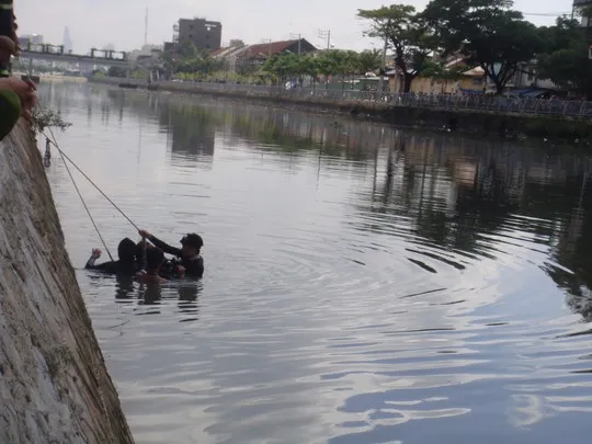 Lực lượng Cứu nạn – Cứu hộ thuộc Cảnh sát PCCC TP HCM, đang lặn tìm thi thể đối tượng cướp nhảy kênh Tàu Hũ rồi chết đuối (đoạn giáp phường 1, quận 6 với phường 13, quận 8), vào sáng 30-9.