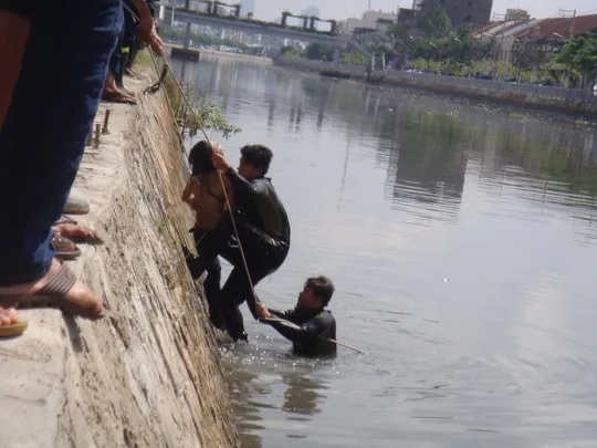 Nhân viên Cứu nạn – Cứu hộ tìm thấy và đưa xác đối tượng cướp lên bờ.