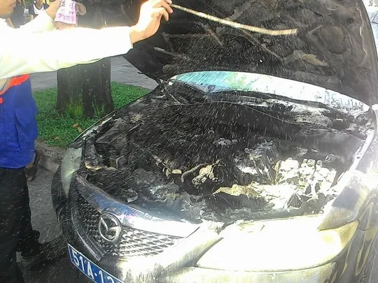 Phần máy đầu xe ôtô cháy đen.