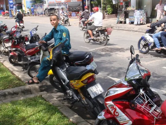 Xe của 2 đối tượng cướp giật (màu vàng) đang được canh giữ.