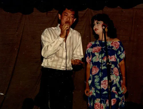 Nguyễn Chánh Tín và vợ -ca sĩ Bích Trâm - cùng nhau đi hát ở các tụ điểm ca nhạc của Sài Gòn cách đây 24 năm. 1.jpg