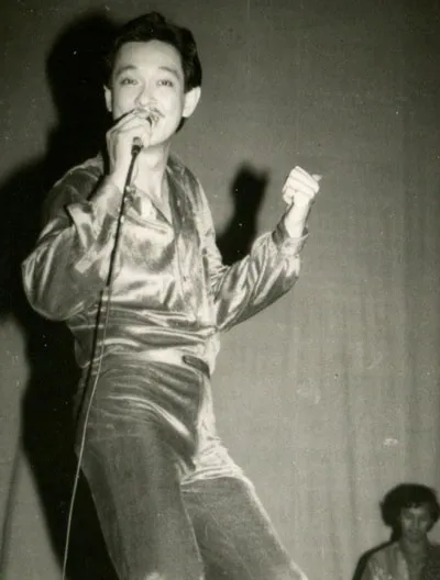 Nguyễn Chánh Tín thời còn đi hát. 2.jpg