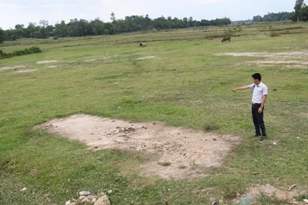 Một vị trí đặt bồn nước tại thôn 3 đã bị bán nay chỉ còn là bãi đất trắng