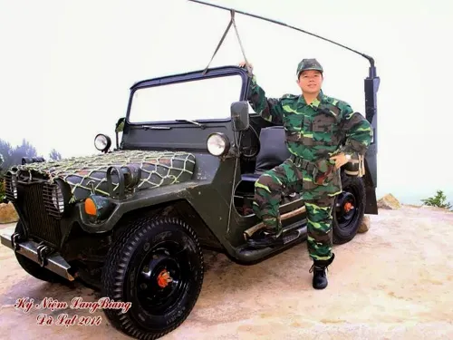 Hình ảnh sư thầy Thích Thanh Cường mặc quần áo rằn ri chụp ảnh trên facebook