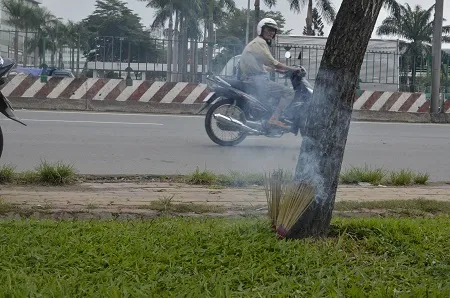 Hiện trường vụ phát hiện thi thể người đàn ông bỏ trên quốc lộ 1A
