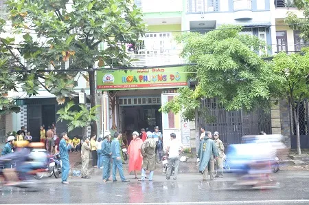 Nhiều phụ huynh lo sợ đến đón con về.