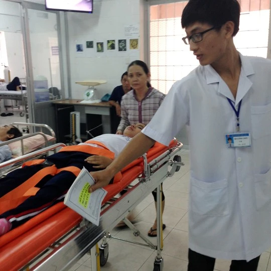 Bác sĩ tiến hành kiểm tra sức khỏe cho học sinh